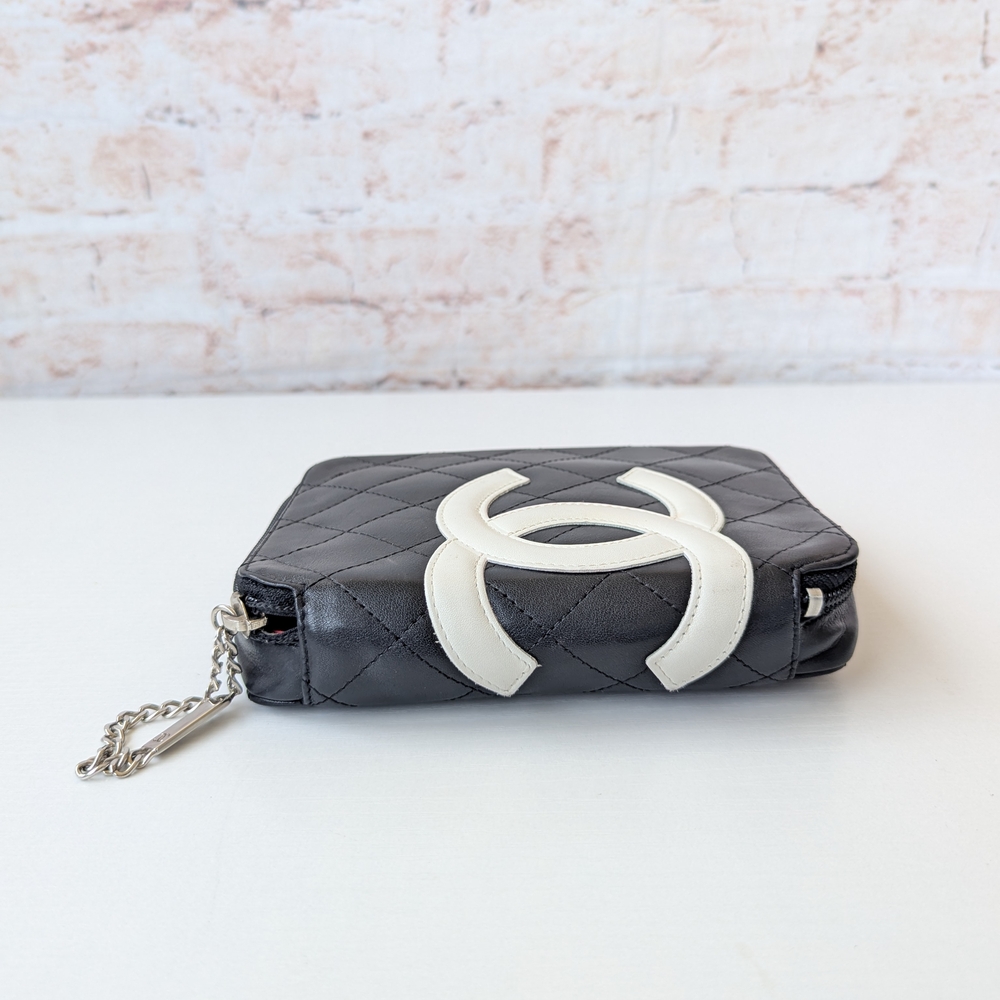 CHANEL Black and White Quilted Clutch - Picture 6 of 15